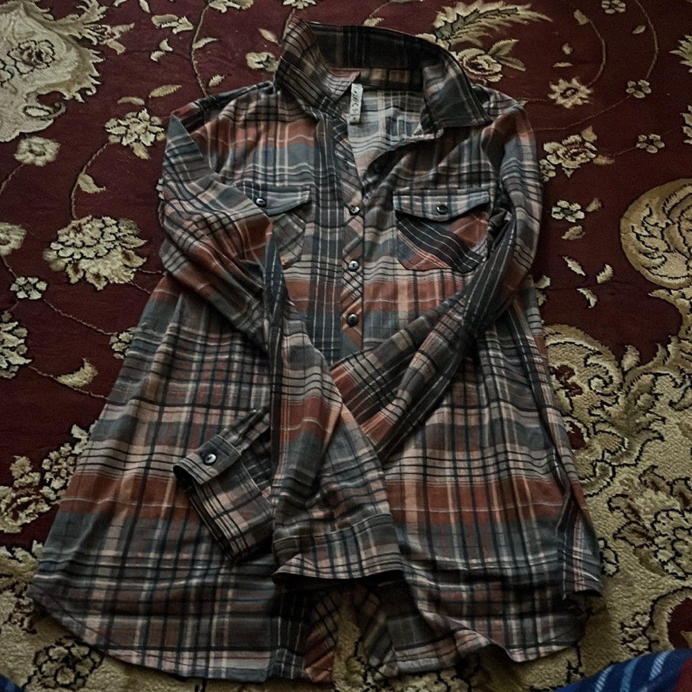 Very neutral color flannel great to style in a women’s size medium.